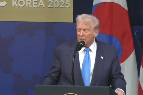 Трамп під час виступу в Південній Кореї спародіював Моді — відео  Трамп під час виступу в Південній Кореї спародіював Моді — відео